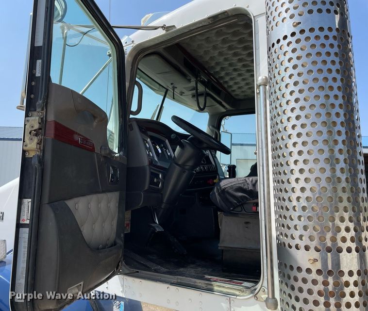 image for item DR7533 2006 Kenworth T800  dump truck