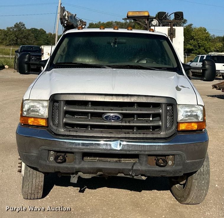 image for item DS2352 2001 Ford F550  utility / service truck