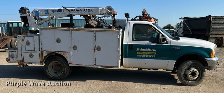 image for item DS2352 2001 Ford F550  utility / service truck