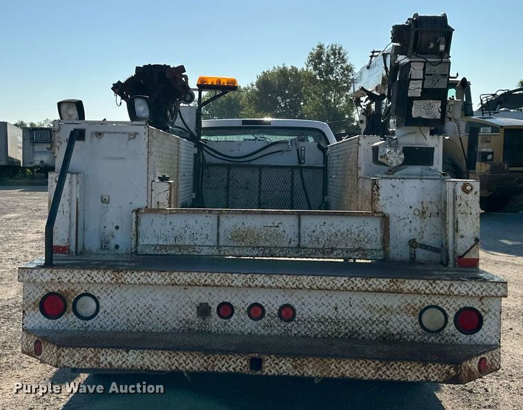 image for item DS2352 2001 Ford F550  utility / service truck