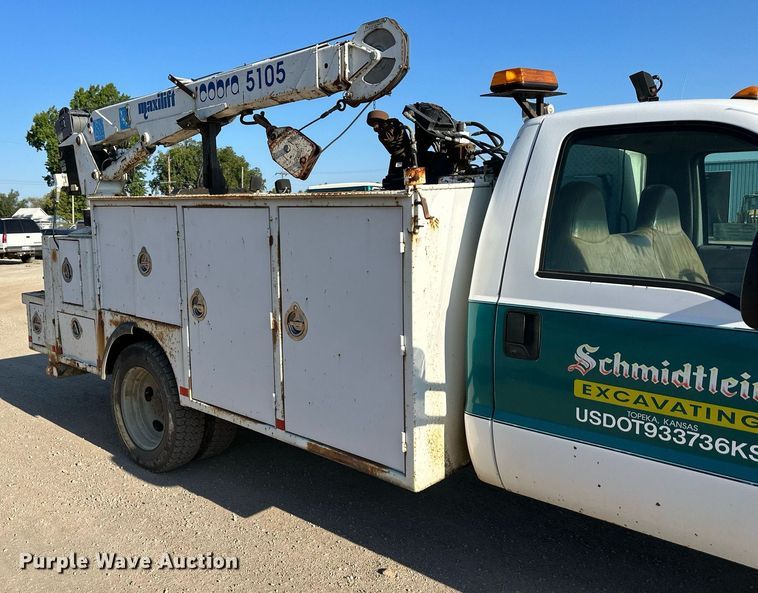 image for item DS2352 2001 Ford F550  utility / service truck