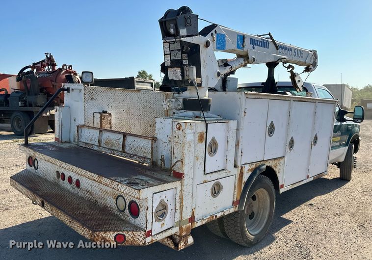 image for item DS2352 2001 Ford F550  utility / service truck