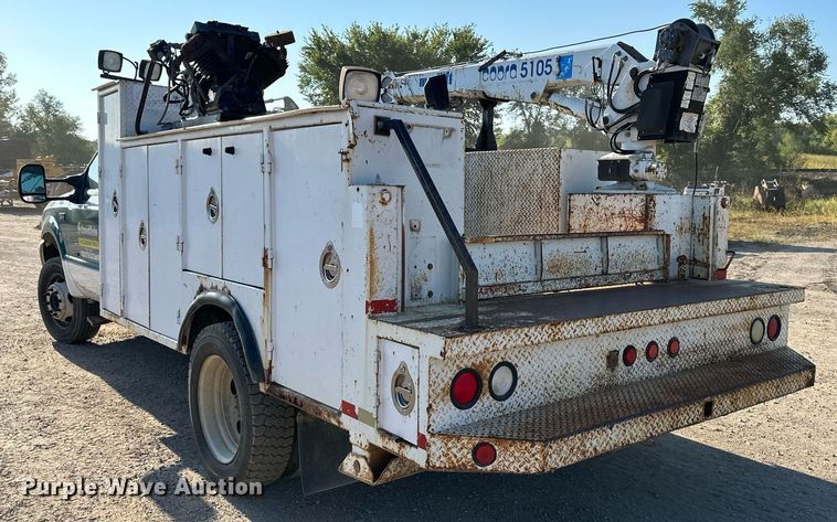 image for item DS2352 2001 Ford F550  utility / service truck