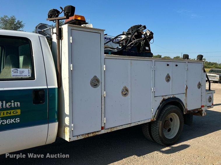 image for item DS2352 2001 Ford F550  utility / service truck