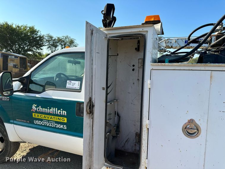 image for item DS2352 2001 Ford F550  utility / service truck