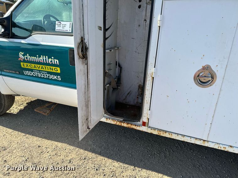 image for item DS2352 2001 Ford F550  utility / service truck