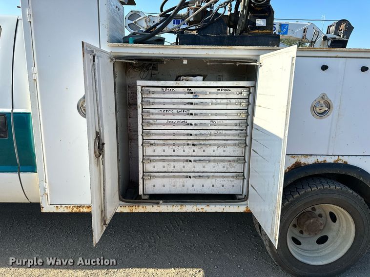 image for item DS2352 2001 Ford F550  utility / service truck