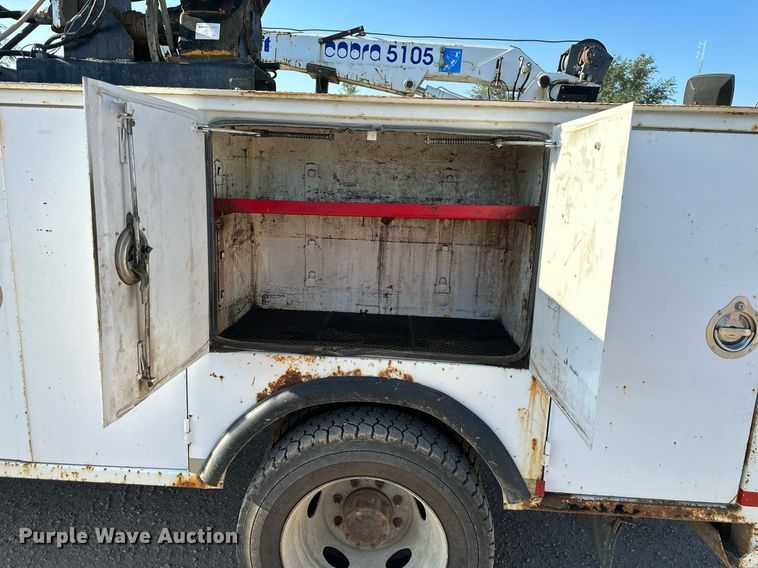 image for item DS2352 2001 Ford F550  utility / service truck