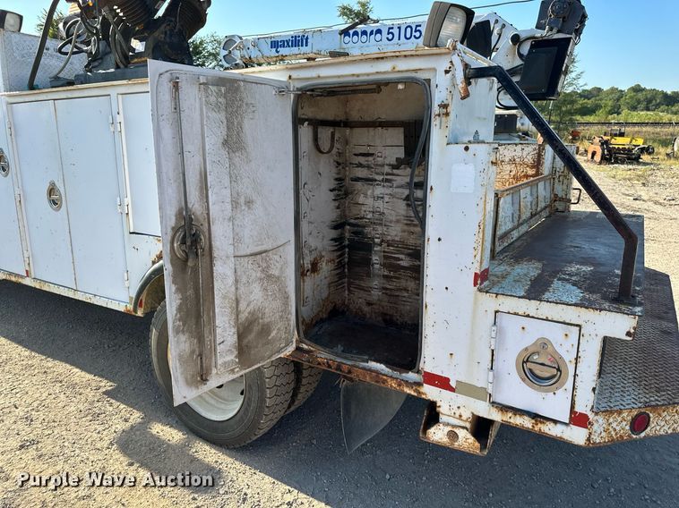 image for item DS2352 2001 Ford F550  utility / service truck