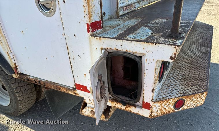 image for item DS2352 2001 Ford F550  utility / service truck