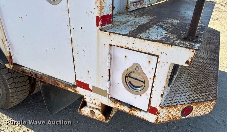 image for item DS2352 2001 Ford F550  utility / service truck