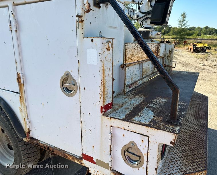 image for item DS2352 2001 Ford F550  utility / service truck