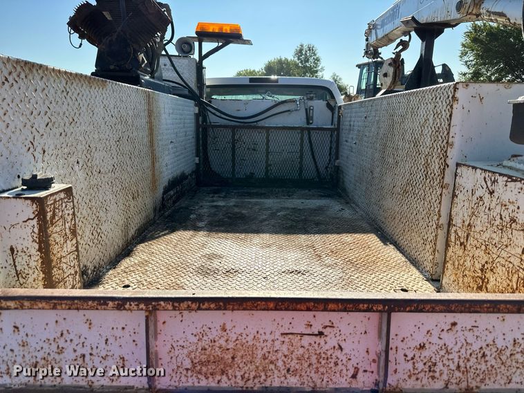 image for item DS2352 2001 Ford F550  utility / service truck