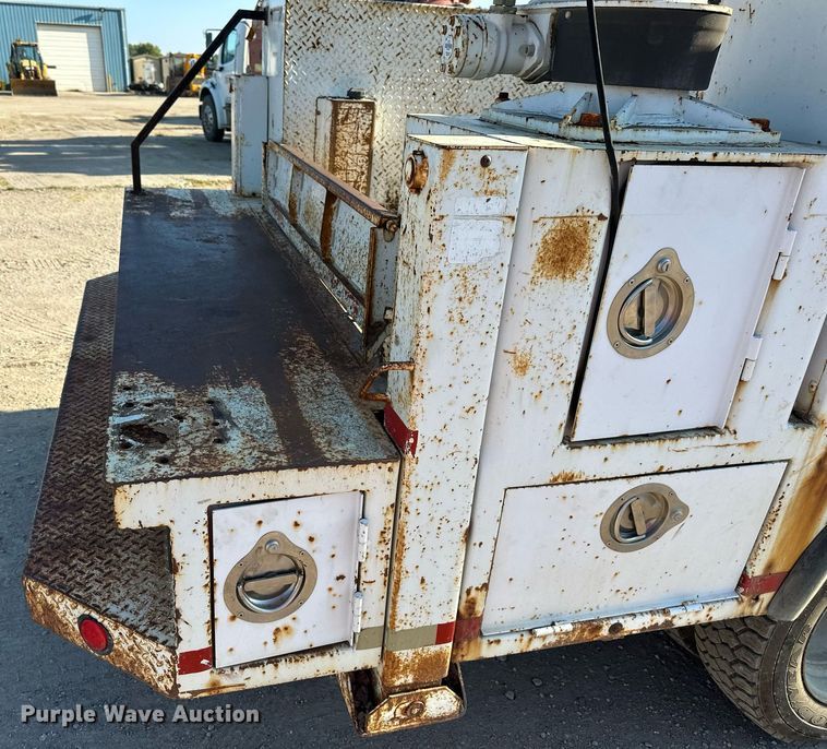 image for item DS2352 2001 Ford F550  utility / service truck