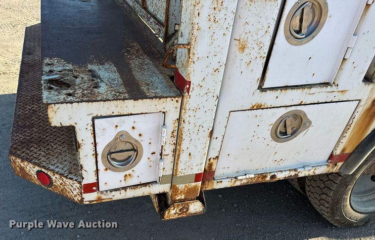 image for item DS2352 2001 Ford F550  utility / service truck