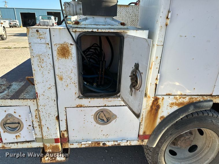 image for item DS2352 2001 Ford F550  utility / service truck