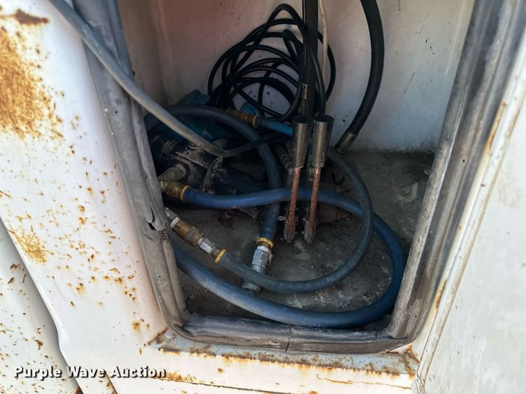 image for item DS2352 2001 Ford F550  utility / service truck