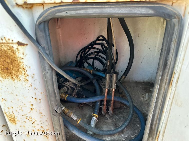 image for item DS2352 2001 Ford F550  utility / service truck