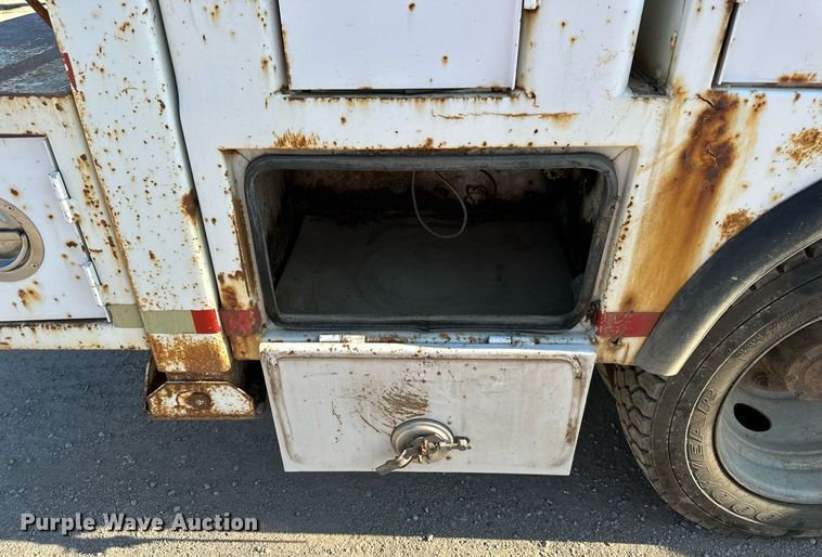 image for item DS2352 2001 Ford F550  utility / service truck