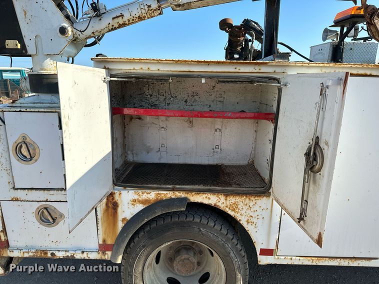 image for item DS2352 2001 Ford F550  utility / service truck