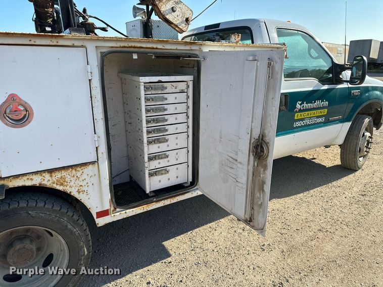 image for item DS2352 2001 Ford F550  utility / service truck