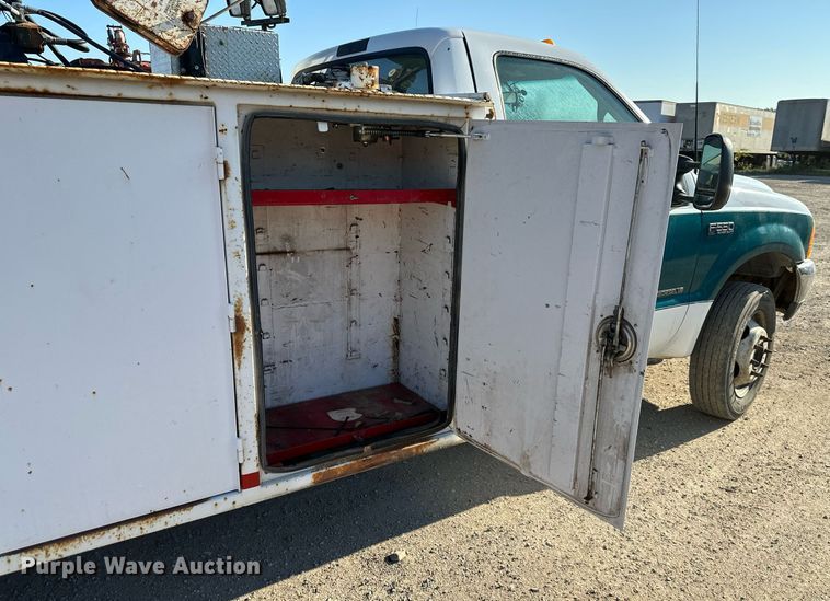 image for item DS2352 2001 Ford F550  utility / service truck