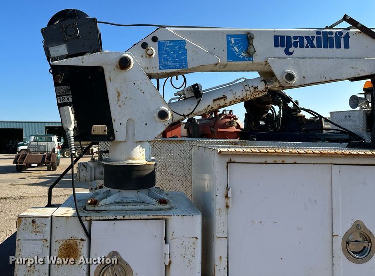 image for item DS2352 2001 Ford F550  utility / service truck