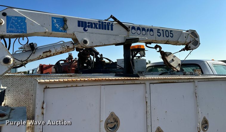 image for item DS2352 2001 Ford F550  utility / service truck