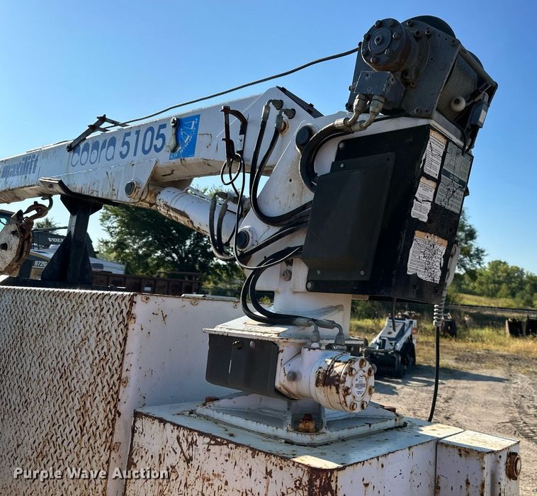 image for item DS2352 2001 Ford F550  utility / service truck