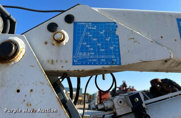 image for item DS2352 2001 Ford F550  utility / service truck