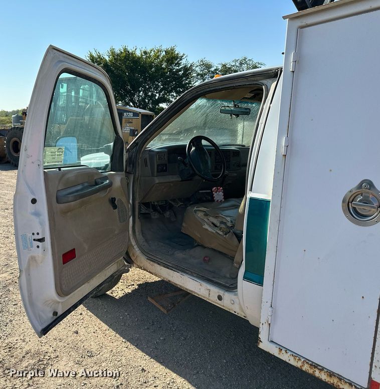 image for item DS2352 2001 Ford F550  utility / service truck