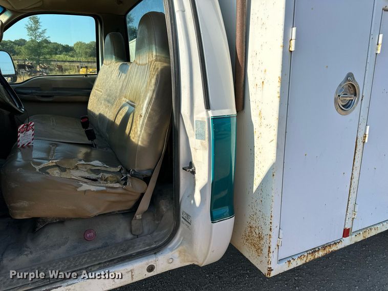 image for item DS2352 2001 Ford F550  utility / service truck