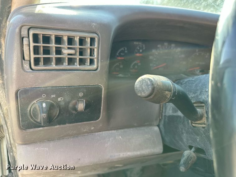 image for item DS2352 2001 Ford F550  utility / service truck