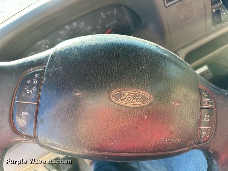 image for item DS2352 2001 Ford F550  utility / service truck