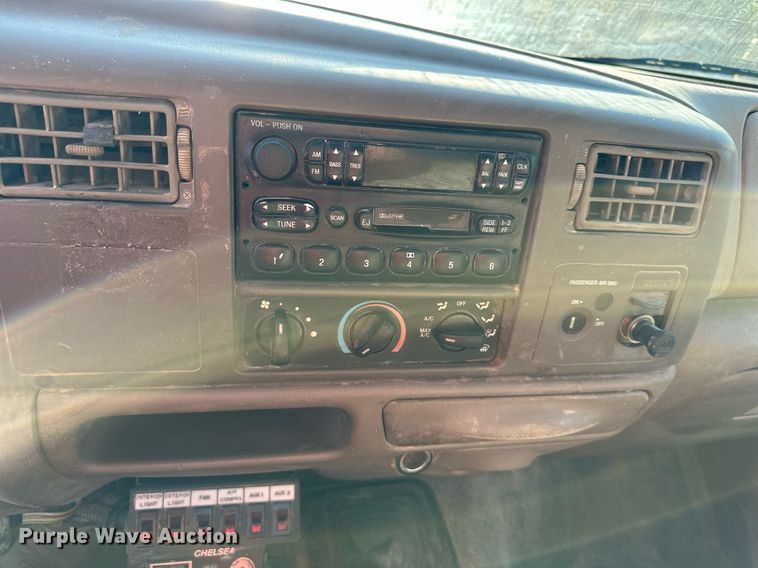 image for item DS2352 2001 Ford F550  utility / service truck