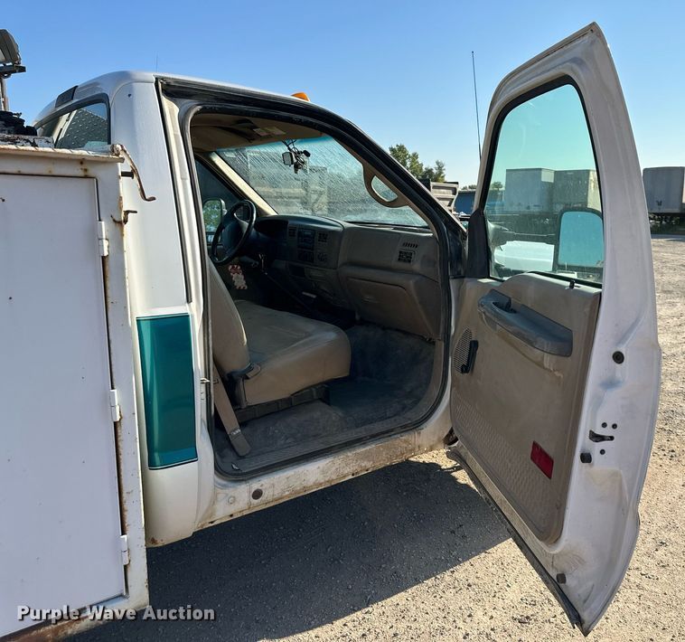 image for item DS2352 2001 Ford F550  utility / service truck