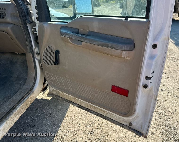 image for item DS2352 2001 Ford F550  utility / service truck