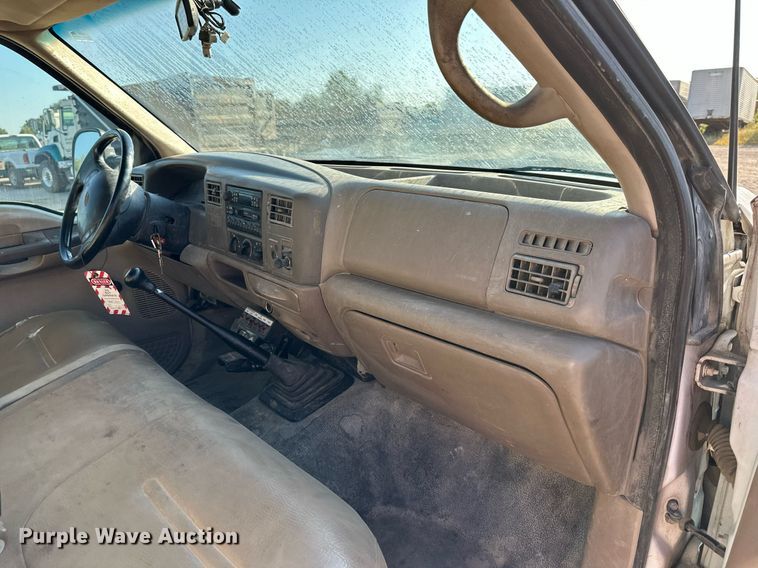 image for item DS2352 2001 Ford F550  utility / service truck