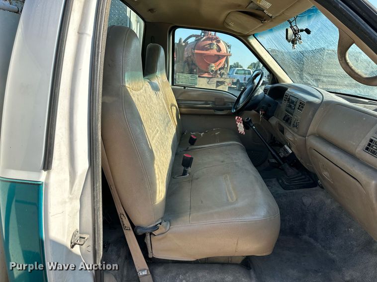 image for item DS2352 2001 Ford F550  utility / service truck