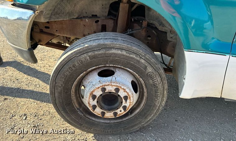 image for item DS2352 2001 Ford F550  utility / service truck