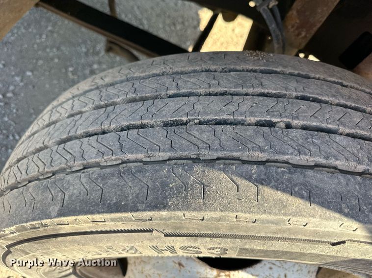 image for item DS2352 2001 Ford F550  utility / service truck