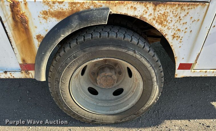 image for item DS2352 2001 Ford F550  utility / service truck