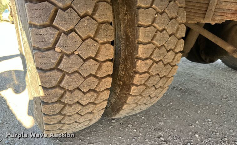 image for item DS2352 2001 Ford F550  utility / service truck