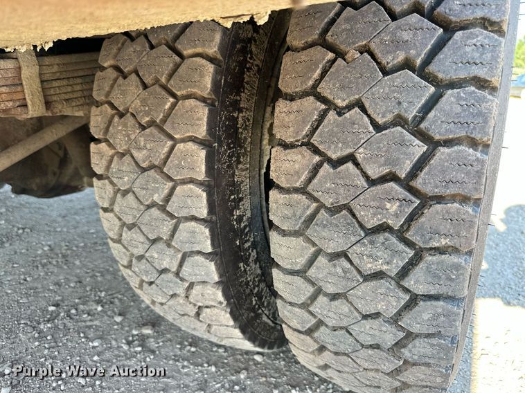 image for item DS2352 2001 Ford F550  utility / service truck