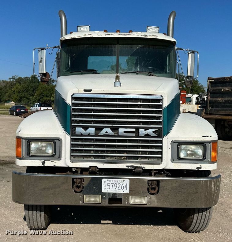 image for item DS2354 1998 Mack CH613  semi truck
