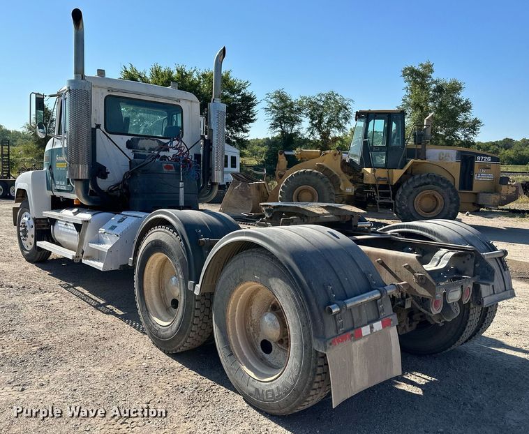 image for item DS2354 1998 Mack CH613  semi truck