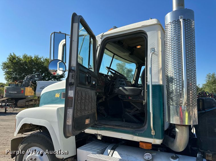 image for item DS2354 1998 Mack CH613  semi truck