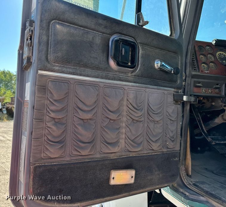 image for item DS2354 1998 Mack CH613  semi truck