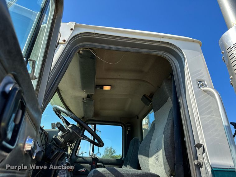 image for item DS2354 1998 Mack CH613  semi truck