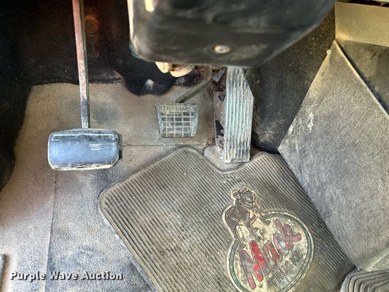 image for item DS2354 1998 Mack CH613  semi truck